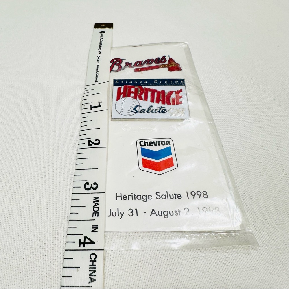 🛍️🛍️ VINTAGE 1998 ATLANTA BRAVES CHEVRON JULY 31 - AUGUST 2, 1999 PIN ⚾️ NWOT - Picture 4 of 4